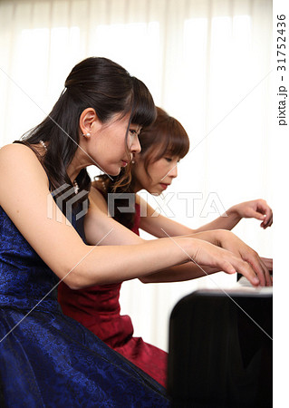 連弾する二人 31752436