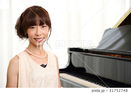 ピアニストの女性の写真素材
