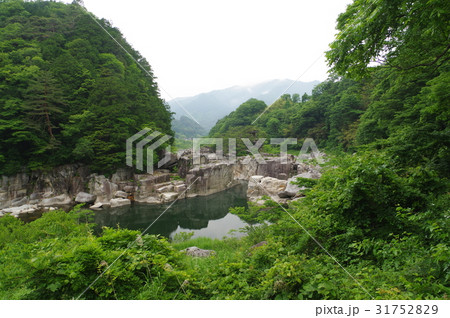 信州　木曽路の景勝　寝覚の床　遠望　木曽川に侵食された奇岩がならぶ　浦島太郎伝説も残る 31752829