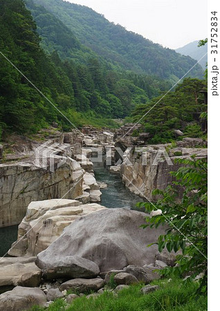 信州　木曽路の景勝　寝覚の床　木曽川に侵食された奇岩がならぶ　浦島太郎伝説も残る 31752834