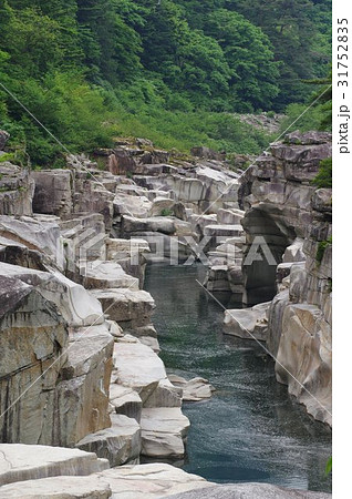 信州　木曽路の景勝　寝覚の床　木曽川に侵食された奇岩がならぶ　浦島太郎伝説も残る 31752835