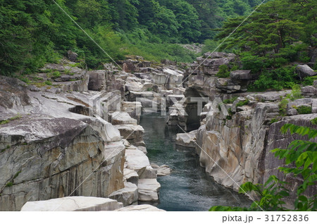 信州　木曽路の景勝　寝覚の床　木曽川に侵食された奇岩がならぶ　浦島太郎伝説も残る 31752836