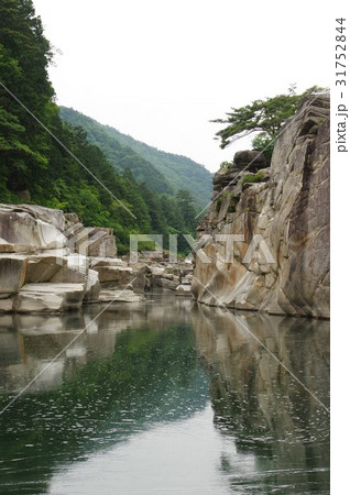 信州　木曽路の景勝　寝覚の床　木曽川に侵食された奇岩がならぶ　浦島太郎伝説も残る 31752844