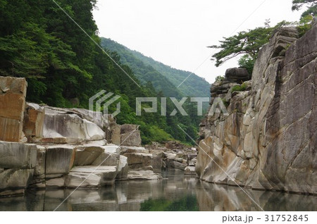 信州　木曽路の景勝　寝覚の床　木曽川に侵食された奇岩がならぶ　浦島太郎伝説も残る 31752845