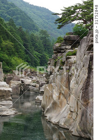 信州 木曽路の景勝 寝覚の床 岩盤拡大 木曽川に侵食された奇岩がならぶ 浦島太郎伝説も残る 信州 木曽路の景勝 寝覚の床 岩盤拡大 木曽川に侵食された奇岩がならぶ 浦島太郎伝説も残る 31752848