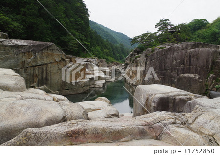 信州 木曽路の景勝 寝覚の床 木曽川に侵食された奇岩がならぶ 浦島太郎伝説も残る 信州 木曽路の景勝 寝覚の床 木曽川に侵食された奇岩がならぶ 浦島太郎伝説も残る 31752850