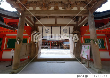 【国宝・重要文化財】石上神宮 拝殿と楼門 【国宝・重要文化財】石上神宮 拝殿と楼門 31752933