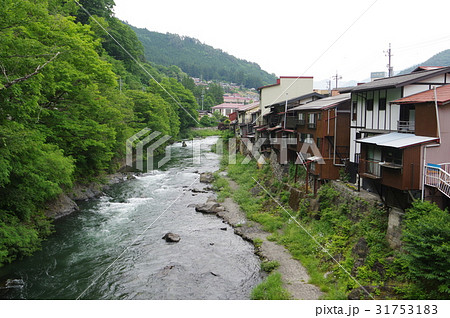 信州　木曽路　木曽福島の木曽川と崖屋造り（がけやづくり）の家並み 31753183