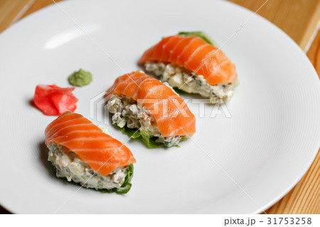 Salad - smoked salmon with vegetables 31753258