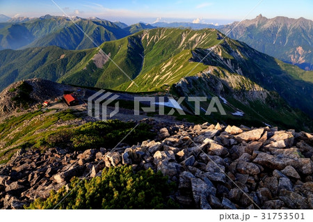 笠ヶ岳山頂から笠ヶ岳山荘と抜戸岳・槍ヶ岳方面の展望 31753501
