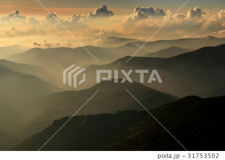 北アルプス・笠ヶ岳から夕方の山並み 31753502