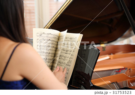 ピアニストの女性の写真素材