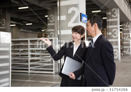 物流　倉庫　ビジネスイメージ 31754266