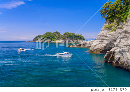 【静岡県】西伊豆堂ヶ島の海・天窓洞に向かう遊覧船 【静岡県】西伊豆堂ヶ島の海・天窓洞に向かう遊覧船 31754370