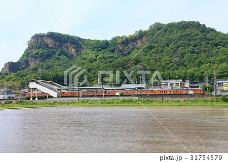 岩舟駅に停車中の115系 31754579