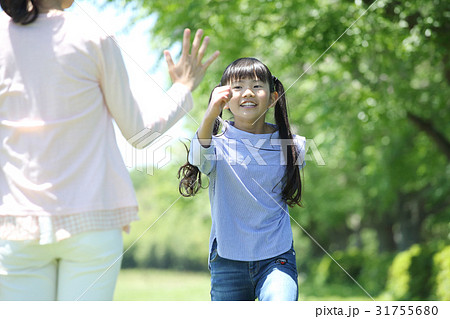 お母さんに駆け寄る娘の写真素材