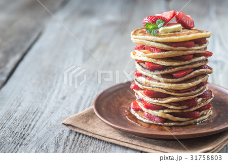 Stack of pancakes with fresh strawberries 31758803
