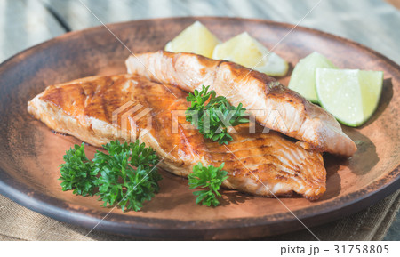 Roasted salmon steak with fresh parsley Roasted salmon steak with fresh parsley 31758805