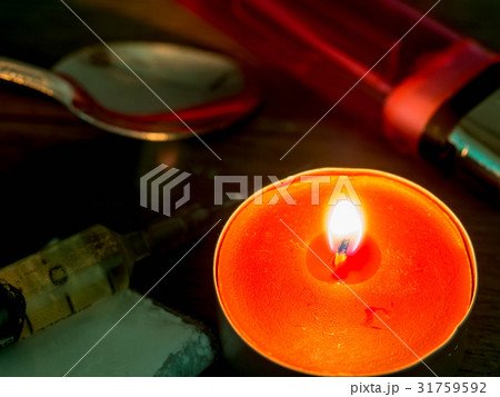 Cocaine inserts are placed on a wooden table 31759592