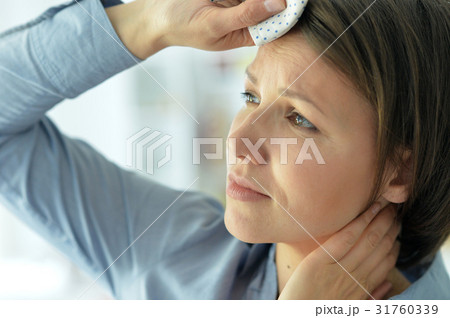 young woman with headache  31760339