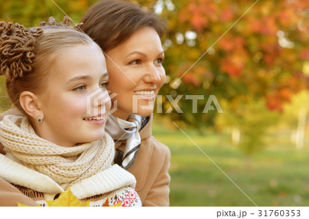 Mother and daughter outdoors 31760353