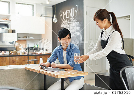 カフェで働く女性の写真素材