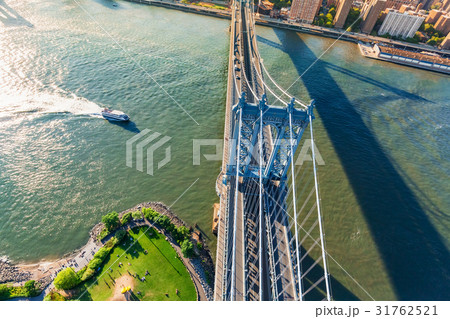 Manhattan Bridge over the East River in New York 31762521