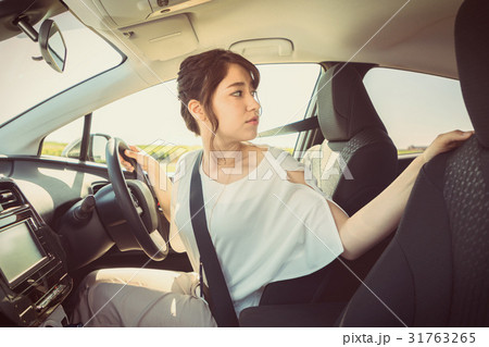 車をバックさせる女性 31763265