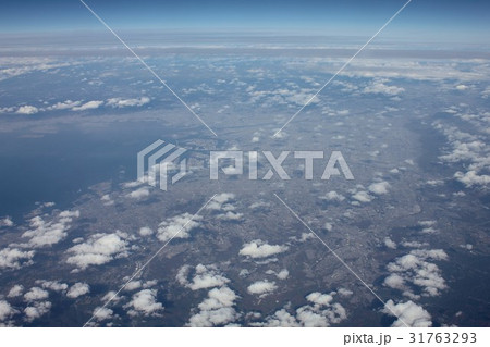 上空の雲間から見る大阪湾を取り囲む大阪府全景と尼崎、神戸方面のパノラマ 31763293