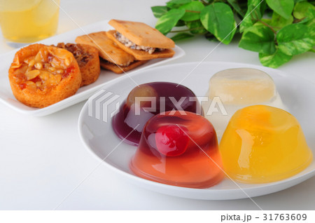 フルーツゼリーと焼き菓子の集合 31763609