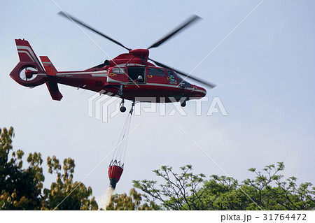 消火活動中のヘリコプター 31764472