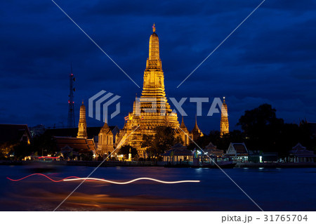 Twilight view of Wat Arun during sunset in Bangkok 31765704