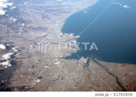 伊勢湾に面する三重県津市と松阪市の市街地を上空から見るの写真素材