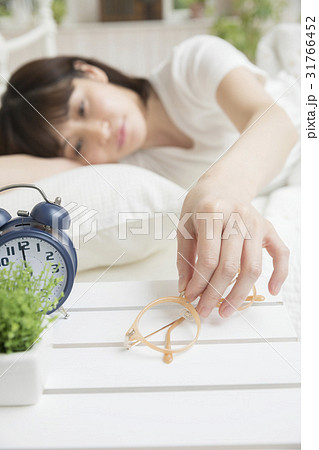 寝起きに眼鏡を取る女性 31766452