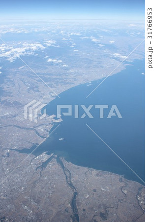 伊勢湾に面する三重県津市と松阪市の市街地を上空から見る 31766953