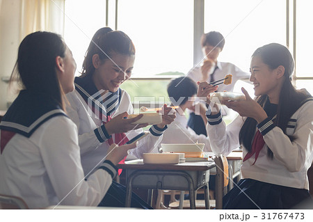 教室でお弁当を食べる高校生の写真素材