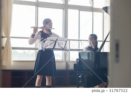 フルートの練習をする女子高生 31767522