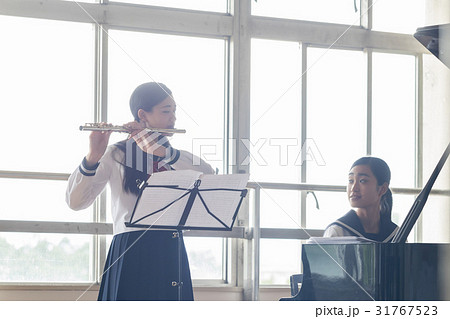 フルートの練習をする女子高生 31767523