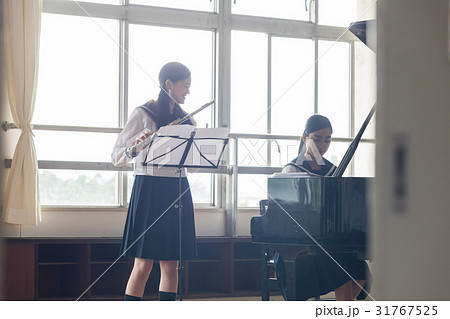フルートの練習をする女子高生 フルートの練習をする女子高生 31767525