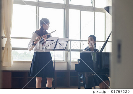 フルートの練習をする女子高生 31767529
