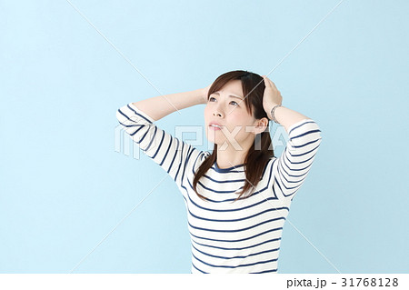 女性・ブルーバック 女性・ブルーバック 31768128