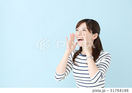 女性・ブルーバック 女性・ブルーバック 31768186