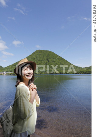 榛名湖を眺める若い女性 31768293
