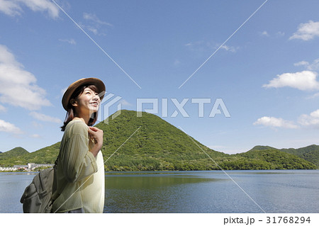 榛名湖を眺める若い女性 31768294