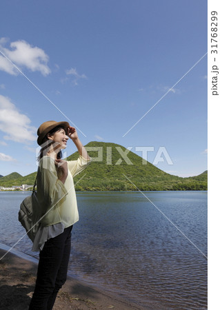 榛名湖を眺める若い女性 榛名湖を眺める若い女性 31768299
