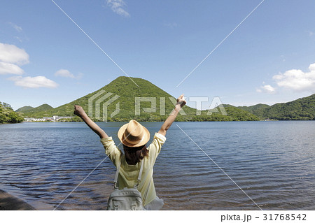 榛名湖を眺める若い女性 榛名湖を眺める若い女性 31768542