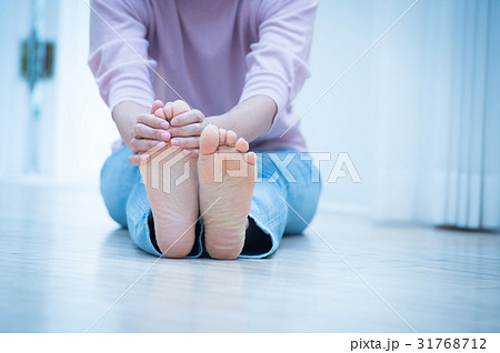 女性　冷え性　フットケア 31768712