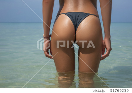 Close-up beautiful slim back of a beautiful woman Close-up beautiful slim back of a beautiful woman 31769259
