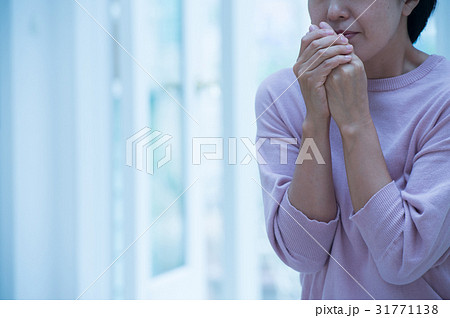 冷え性 寒気がする女性 冷え性 寒気がする女性 31771138