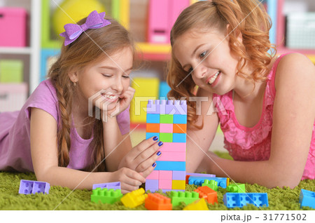 Girls playing with blocks Girls playing with blocks 31771502